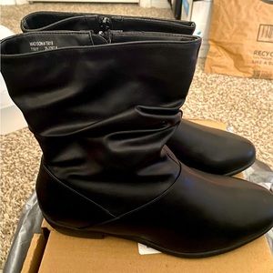 New Pair of Comfort View Boots from Catherine’s. They are size 11WW.